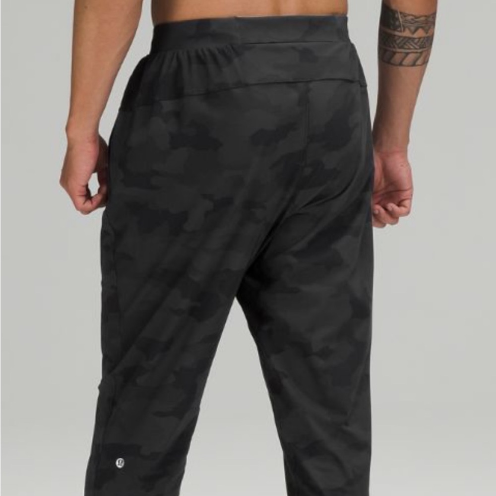 LULULEMON Surge Jogger Camo Black Small
EXCELLENT condition